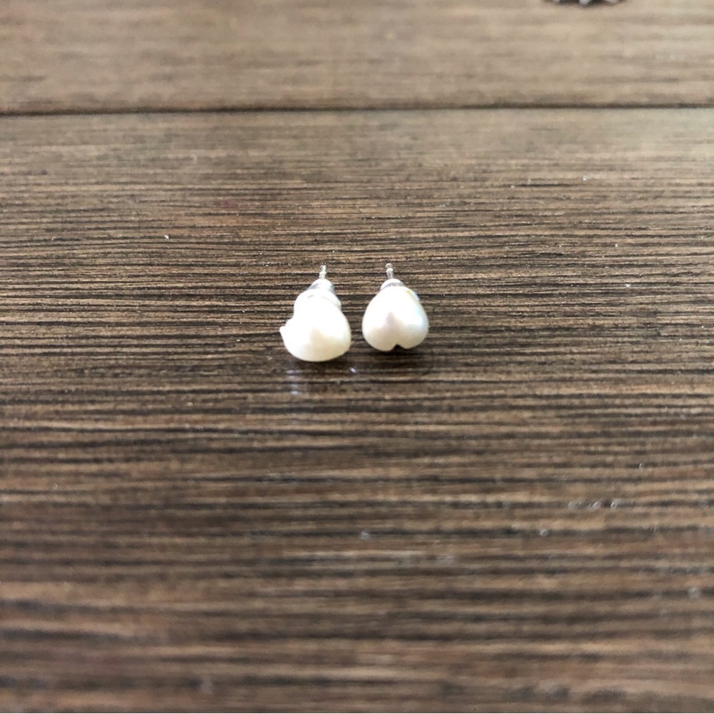 Faux pearl heart stud earrings